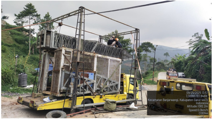 Proyek menara monopole di Puncak Jaya, Papua, dengan latar belakang pegunungan