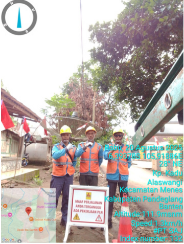 Menara telekomunikasi kamuflase di atap gedung tinggi di Jakarta