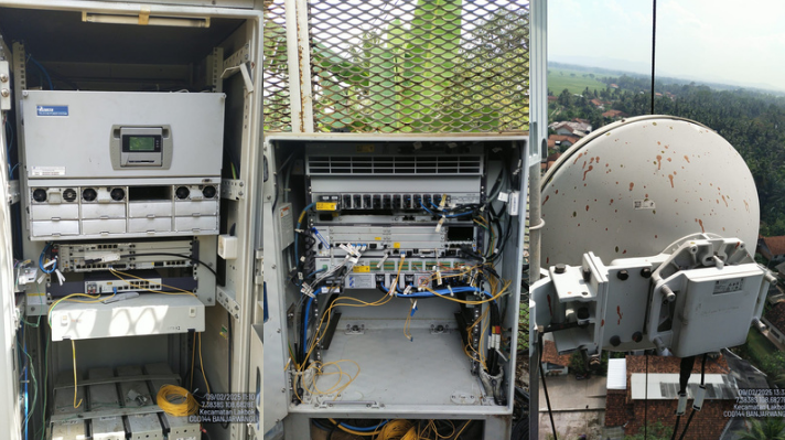 Menara telekomunikasi kamuflase di atap gedung tinggi di Jakarta