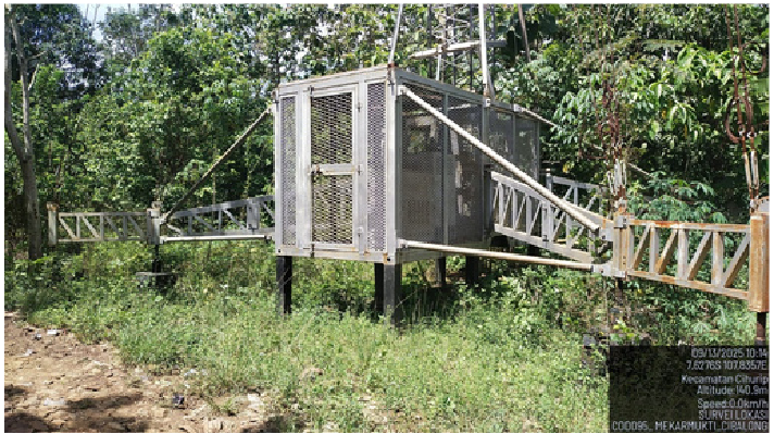 Menara telekomunikasi kamuflase di atap gedung tinggi di Jakarta
