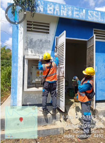Menara telekomunikasi kamuflase di atap gedung tinggi di Jakarta